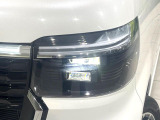 【LEDヘッドライト】悪天候や夜間走行時も良好な視界を確保し安心して運転できる高輝度LEDヘッドライトを装備!点灯速度が早く、消費電力も抑えられています。