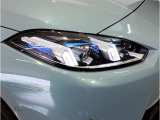 BMWの伝統の丸目4灯ヘッドライトでございます。LEDライトで視認性もよく明るく安全性の向上につながります。