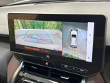 【パノラミックビューモニター】専用のカメラにより、上から見下ろしたような視点で360度クルマの周囲を確認することができます☆死角部分も確認しやすく、狭い場所での切り返しや駐車もスムーズに行えます。
