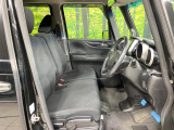 運転席まわりには十分なスペースがあり、大柄な方でもゆったり運転していただける環境です。