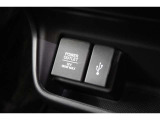 USBオーディオ用ソケットがついていますので携帯電話などを接続すれば音楽等の再生が可能です!シガーソケットもございます!