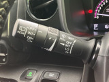 雨の日でもクリアな視界を確保。操作しやすいワイパーレバーで、安全な運転をサポートします。様々な設定で、状況に合わせた拭き取りが可能です。