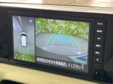 後方確認モニターが駐車操作をサポートし、狭い場所でも安全に運転できます。