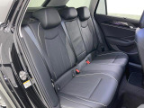 安全性と快適性を追求した、少し硬めのシート。 これは長時間の運転や渋滞などの状況でも、身体の疲労度が少ないことを求めたものです。