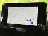 高精細な地図表示で、目的地までスムーズに案内。渋滞情報やルート検索機能も充実しており、遠出の際にも安心です。見やすい画面で運転に集中できます。