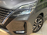 【LEDヘッドライト】悪天候や夜間走行時も良好な視界を確保し安心して運転できる高輝度LEDヘッドライトを装備!点灯速度が早く、消費電力も抑えられています。