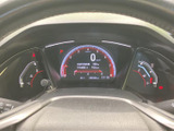 視認性の高いメーター類で、運転に必要な情報を的確に把握できます。直感的な操作で、運転に集中できます。
