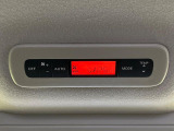 【リアオートエアコン】広い後部座席には必須の機能!風量や温度を自動で調整し前席と同様な車内環境にしてくれるリアオートエアコンを装備。夏の暑さも冬の寒さもストレスなく快適にお過ごしいただけます♪