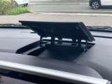 ダッシュボード上部にフタ付きの小物入れが設置されています。