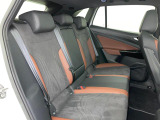 安全性と快適性を追求した、少し硬めのシート。 これは長時間の運転や渋滞などの状況でも、身体の疲労度が少ないことを求めたものです。