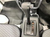 自然に手が届き操作性の良いシフトレバー!