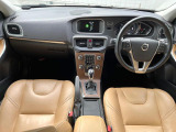V40クロスカントリー D4サマム 入庫です!高音質スピーカーやレザーシート、シートヒーターなどの快適装備が盛り沢山♪もちろんボルボが誇る安全装備も多数搭載されています!!