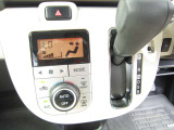 オートエアコンは、設定した温度に合わせて車内の温度を自動調整。快適な室内環境を保ちやすくします。