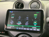 CDやUSB、Bluetoothなど、多彩なソースに対応。お好みの音楽を車内で楽しめます。直感的な操作で、簡単に選曲できますよ。