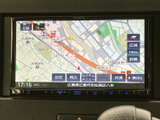 見やすい地図表示で、目的地までのナビゲーションをスムーズに行えます。運転に集中しながら、安心して目的地へ向かえるでしょう。