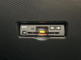【ETC】有料道路を利用する際に料金所で停止することなく通過できる、ETC車載器(ノンストップ自動料金収受システム機器)が装備されています。セットアップを行うことで利用可能になります。
