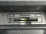 【ETC】有料道路を利用する際に料金所で停止することなく通過できる、ETC車載器(ノンストップ自動料金収受システム機器)が装備されています。セットアップを行うことで利用可能になります。