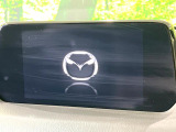 【8インチマツダコネクト】車内の雰囲気にマッチした大型のディスプレイ。スマホ接続でのナビ使用やBluetooth再生等、様々な機能が楽しめます。直感的なダイヤル操作が可能で、使い勝手も良好です。