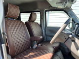 運転席まわりには十分なスペースがあり、大柄な方でもゆったり運転していただける環境です。