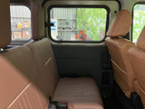 ゆったりとくつろげる後席空間。家族や友人と、快適な時間を過ごせます。長距離移動でも、リラックスして過ごせる空間をご提供します。