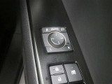 電動格納ミラー! スイッチひとつでミラーを畳めます。