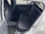 後部座席は広々としており、ゆったりとくつろげます。長距離の移動でも疲れにくいでしょう。同乗者への配慮も忘れずに。