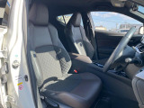 運転席まわりには十分なスペースがあり、大柄な方でもゆったり運転していただける環境です。