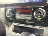 【オートエアコン】一度お好みの温度に設定すれば、車内の温度を検知し風量や温度を自動で調整。暑い&hellip;寒い&hellip;と何度もスイッチ操作をする必要はありません。快適な車内空間には必須の機能ですね♪