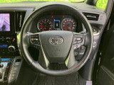 握りやすいステアリングは、快適な運転操作を可能にします。操作性にも優れ、スムーズなハンドリングを実現します。
