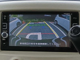 【バックカメラ装備】 リヤカメラにより後方の確認が出来ます。見通しが悪い夜の駐車場での車庫入れには、心強い味方となります。