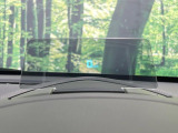 【ヘッドアップディスプレイ】現在の速度や走行情報をデジタル表示で運転席前方のガラスに投影!運転中、目線をずらさず必要な情報を確認できるのでとっても便利で安心!