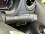 操作しやすい位置に配置されたウインカーレバー。確実な操作感で、安全な車線変更をサポートします。使いやすさを追求した設計です。