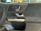 納車前整備はメーカー規定に基づき併設工場で入念に行います。メルセデス・ベンツ指定のツールと技術を用い、メーカーの研修を受けたメカニックがお客様のお車を整備いたします。神奈川運輸支局指定整備工場です。