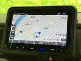高精細な画面で、運転をサポートするナビゲーションシステム。オーディオ機能も充実しており、快適なドライブを演出します。使いやすさも考慮された操作性も魅力です。