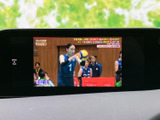停車中に楽しめるTV機能。ニュースや番組をチェックして、待ち時間を有効活用できます。快適な時間を過ごせる便利な装備です。