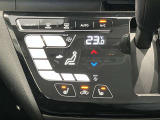 段差のないパネルスイッチのオートエアコン付きです。予め温度設定すれば後はセンサーが感知して設定温度を保ってくれますので快適なドライブが楽しめます。雨の日のガラスの曇りもなく安全な運転ができます。