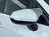 ●アウディサイドアシスト『後方の死角を並走する車両を検知しドアミラーの内側のLEDが点灯。ドライバーに注意を促し事故を未然に防ぐシステムです。』