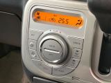 【オートエアコン】一度お好みの温度に設定すれば、車内の温度を検知し風量や温度を自動で調整。暑い&hellip;寒い&hellip;と何度もスイッチ操作をする必要はありません。快適な車内空間には必須の機能ですね♪