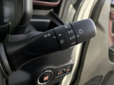 操作しやすい位置に配置されたウインカーレバーは、スムーズな車線変更をサポート。安全な運転に貢献します。