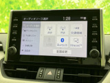 ラジオやCD、USBなど、多様なメディアに対応。お好みの音楽を楽しみながら、快適なドライブを演出します。Bluetooth接続も可能です。