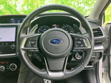 握りやすいステアリングは、運転の楽しさを向上させます。操作性にも優れており、快適なドライビングをサポートします。