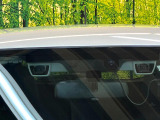 【アイサイトVer2】前方の車両等を検知し、衝突しそうな時は警報で注意を促し、ブレーキを踏む力をサポート。ブレーキを踏めなかった場合は衝突被害軽減ブレーキが作動、衝突回避をサポートします。