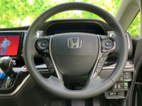 握りやすいステアリングは、運転操作をスムーズにします。オーディオやハンズフリー通話のスイッチも操作可能で、快適なドライブをサポートします。