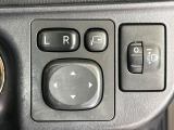 【電動格納ミラー】サイドミラーは電動格納式となっており、狭い駐車場でもキズがつくリスクを抑えられます。