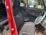 運転席まわりです。実際に座ってみて、乗り心地を体験してみてください,視界も良好です