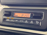 【オートエアコン】一度お好みの温度に設定すれば、車内の温度を検知し風量や温度を自動で調整。暑い&hellip;寒い&hellip;と何度もスイッチ操作をする必要はありません。快適な車内空間には必須の機能ですね♪