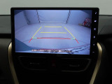 後退時に車両の後ろ側をモニター画面に表示します。車庫入れなどでバックする際に後方確認ができて便利です。車庫入れが苦手な人もこれで安心。