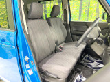 運転席まわりには十分なスペースがあり、大柄な方でもゆったり運転していただける環境です。