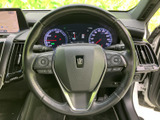 握りやすい形状のステアリングは、快適な運転操作を可能にします。操作性も高く、スムーズなハンドリングを実現。長距離ドライブでも疲れにくい設計です。