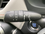 雨天時でもクリアな視界を確保。ワイパーの操作は簡単で、運転に集中できます。速度調整もスムーズに行えます。安全運転をサポートします。
